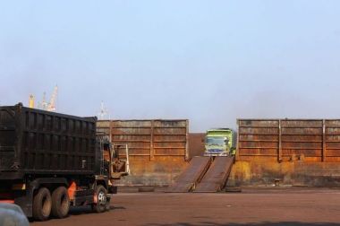 Dermaga Batu Bara Cirebon, Polusi Udara <i>Vs</i> Ancaman PHK Ribuan Pekerja