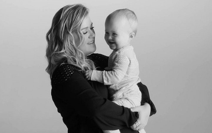Kelly Clarkson Tampilkan Putrinya di Video Klip Terbaru