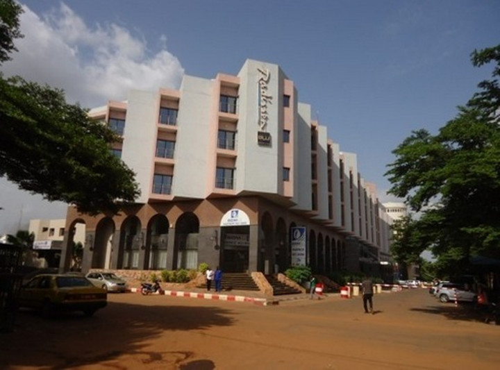 Hotel di Mali Diserang, Lima Orang Tewas