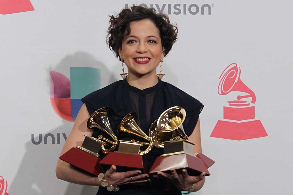 Natalia Lafourcade Sabet Tiga Penghargaan Latin Grammy Awards