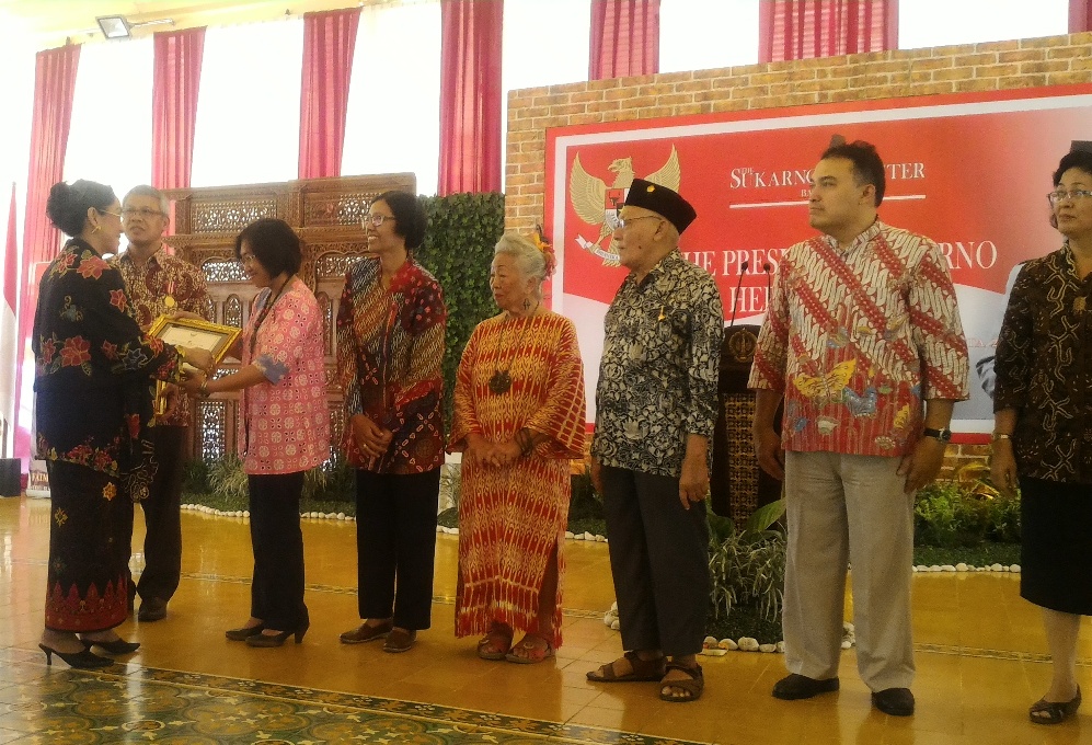 Pemberian lencana dan piagam dari Sukmawati Soekarno Putri untuk perwakilan tokoh maupun bangunan yang menginspirasi Bung Karno. (Metrotvnews.com/Patricia Vicka)