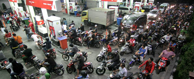 Pengendara mobil dan motor antre mengisi Bahan Bakar Minyak (BBM) bersubsidi jelang kenaikan harga premium di SPBU Jalan Hayam Wuruk, Jakarta Pusat, Senin (17/11). (foto: MI/Arya Manggala)