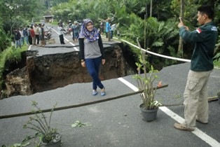 Jembatan Ambrol, Truk Masuk Jurang
