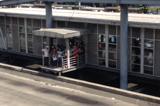 Pengemudi Hilang Kendali, Sedan Tabrak Halte TransJakarta Tanah Kusir