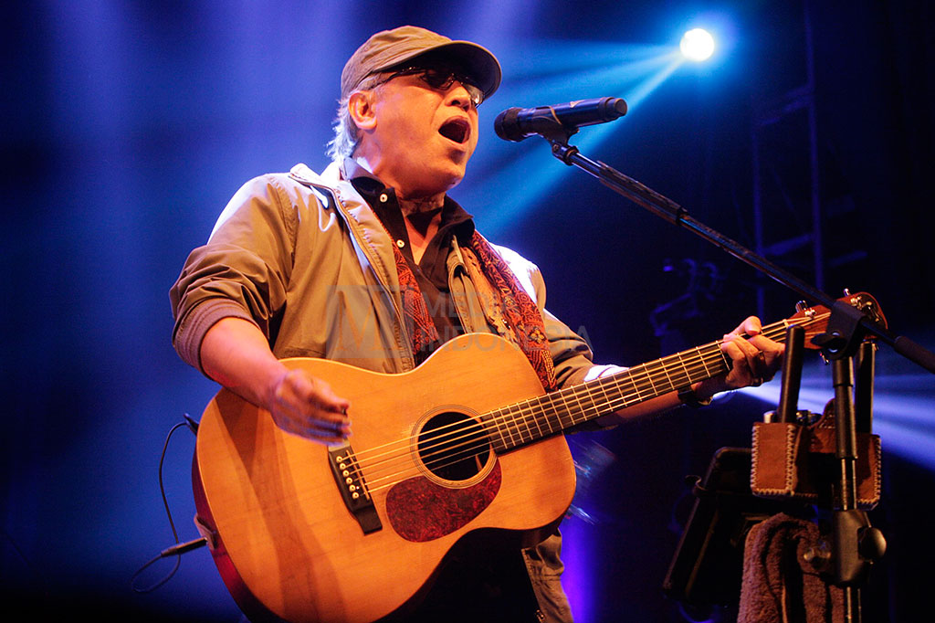 Konser Iwan Fals Hentakkan Istora Senayan