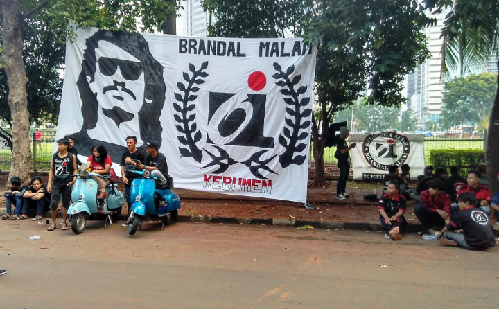 Walau Tak Punya Tiket, Oi dari Berbagai Daerah Hadiri Konser Iwan Fals 