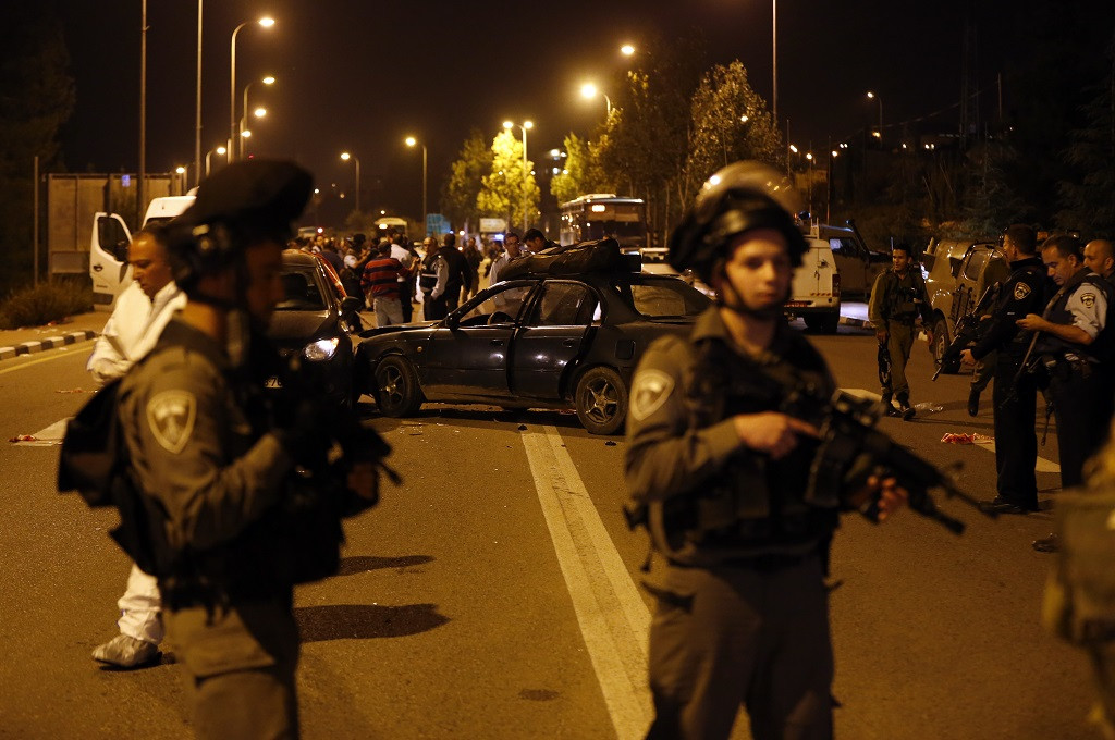 Petugas bersiaga di lokasi penyerangan yang menewaskan satu warga Israel dan melukai delapan lainnya di Gush Etzion, wilayah selatan Yerusalem, 19 November 2015. (Foto: AFP/AHMAD GHARABLI)