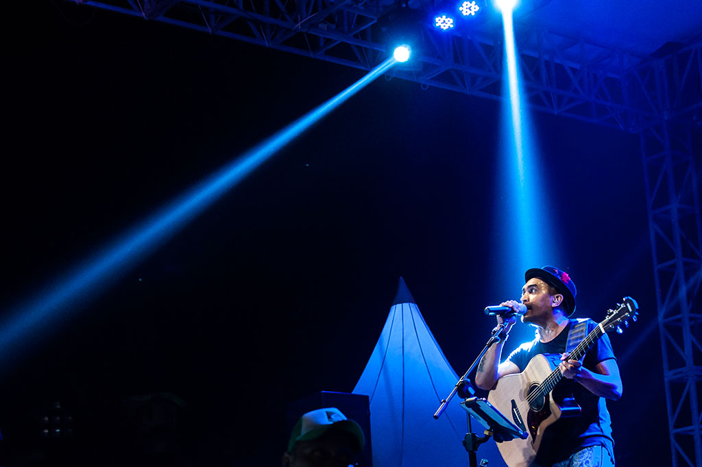 Aksi Glenn Fredly dalam Konser Tinggikan 