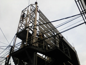 Pria Bugil Nekat Panjat Jembatan Penyeberangan Hingga Puncak