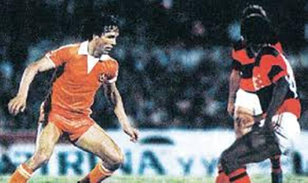 Momen saat Flamengo bertarung menghadapi Cobleroa di final Piala Libertadores 1981 (Foto: Larojadeportes.cl)