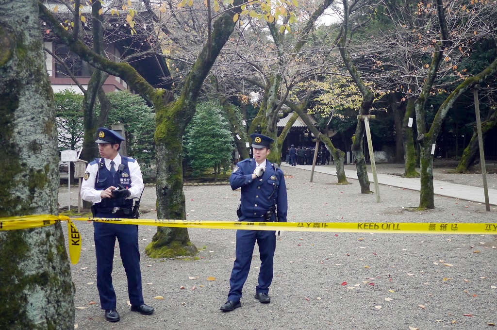 Polisi bersiaga di lokasi ledakan di area Kuil Yasukuni di Tokyo, Jepang, Senin (23/11/2015) (Foto: AFP/TOSHIFUMI KITAMURA)