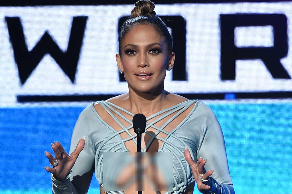J.Lo Tampil Super Seksi di AMA 2015