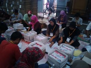 Jelang Pilkada, Warga Tangsel Ikut Melipat dan Menyortir Surat Suara