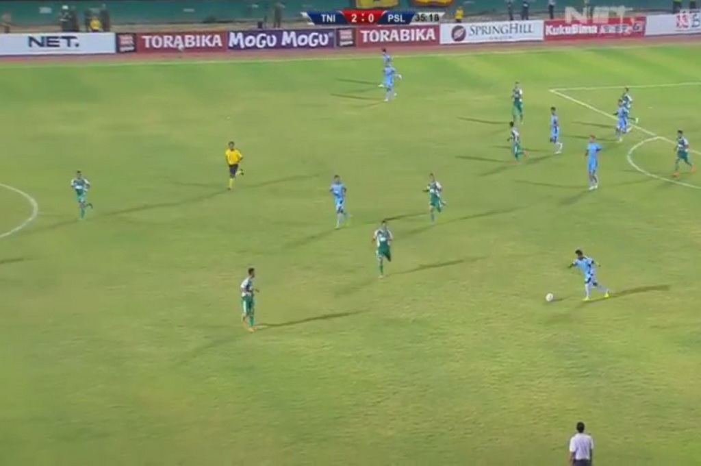 Suasana pertandingan PS TNI vs Persela (Foto: dok. ist)