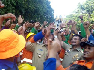 Euforia Warga Makassar Arak Piala Adipura