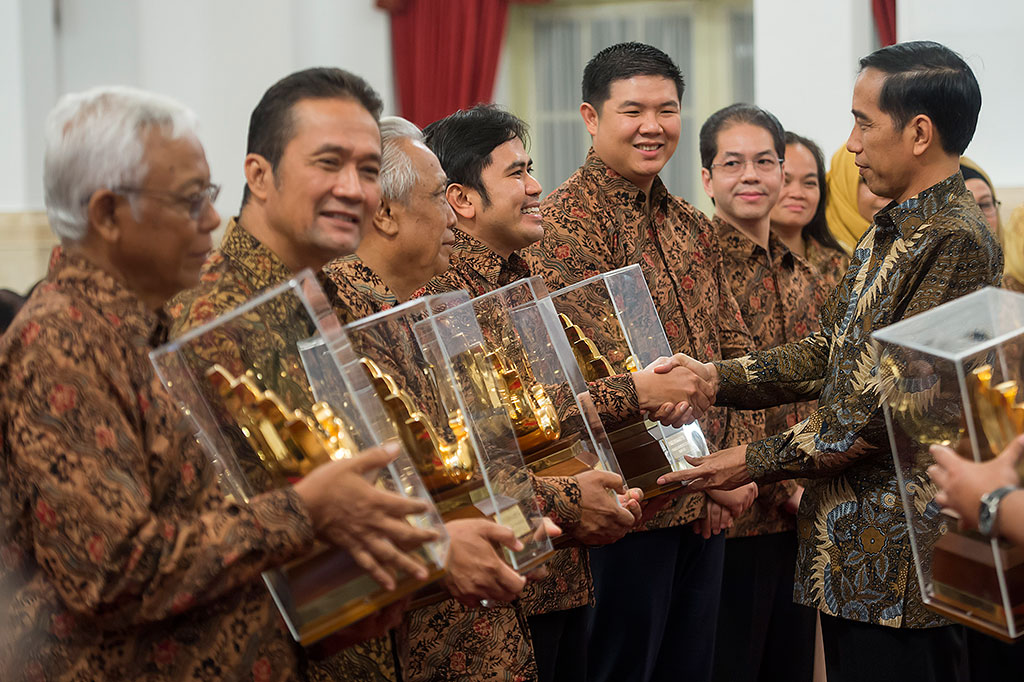 Presiden Serahkan Penghargaan Paramakarya bagi 22 UMKM 