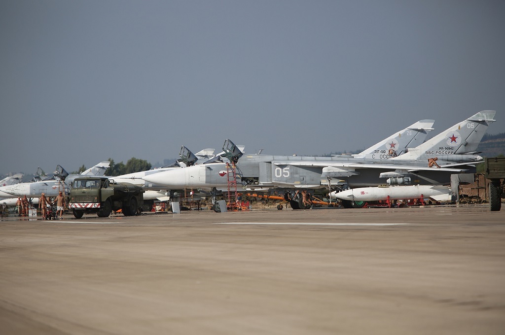 Pesawat jet tempur Rusia tipe Sukhoi Su-24 di pangkalan udara Hmeimim di provinsi Latakia, Suriah, 3 Oktober 2015. (Foto: AFP / ALEXANDER KOTS / KOMSOMOLSKAYA PRAVDA)