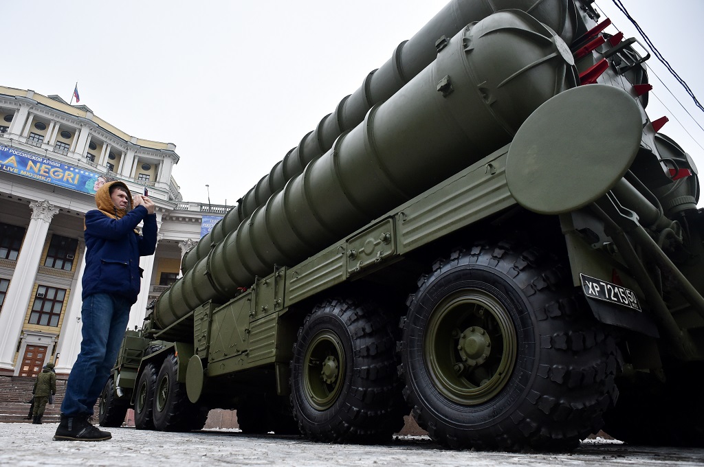 Seorang pria mengambil gambar sistem misil S-400 yang dipamerkan di Moskow, Rusia, 8 Desember 2014. (Foto: AFP/KIRILL KUDRYAVTSEV)
