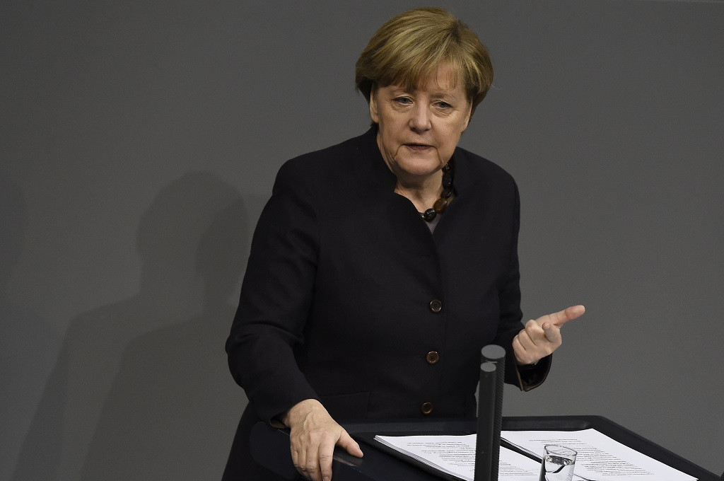 Kanselir Jerman Angela Merkel berbicara di gedung parlemen di Berlin, 25 November 2015. (Foto: AFP/TOBIAS SCHWARZ)