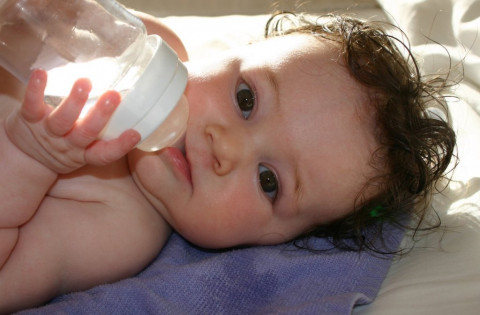 Mengapa Bayi Tak Boleh Minum Air Putih