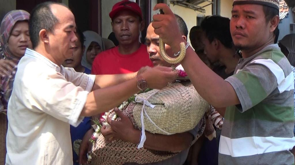 Jenazah Aghisni Ramadhan Niar saat diberangkatkan menuju pemakaman, Kamis (26/11/2015). (Metrotvnews.com/Kuntoro Tayubi)