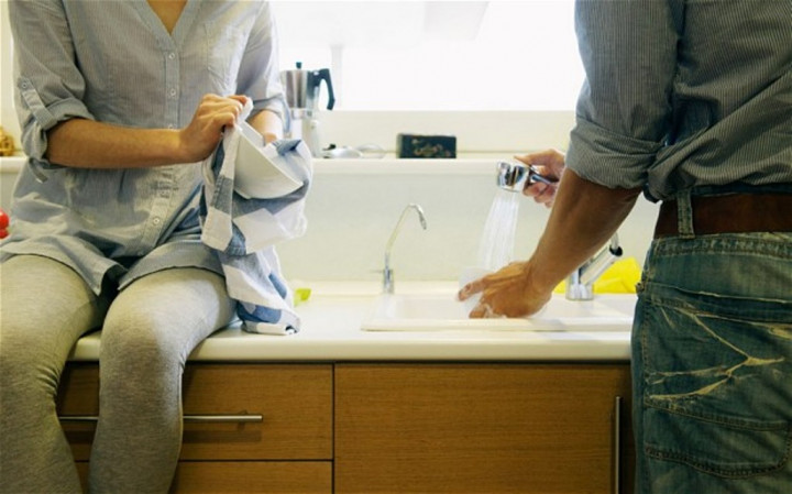 Cuci Piring Bantu Meningkatkan Kepuasan Seksual Pria