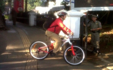 Ganjar Memotret Kendaraan Parkir di Sekitar Kantor Gubernur