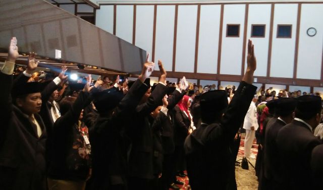 Camat dan lurah yang batal dilantik mengangkat tangan. (Foto:MTVN/LB Ciputri)