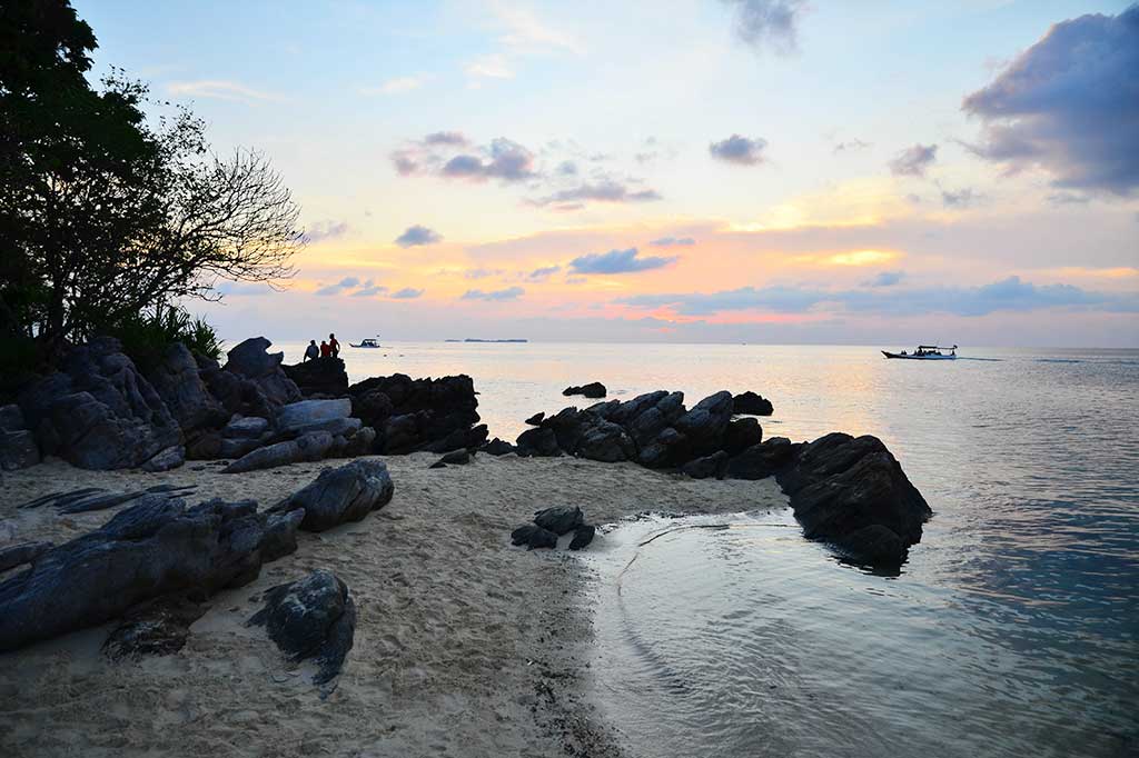 Menikmati Indahnya Sunset di Pantai Tanjung Gelam Jepara