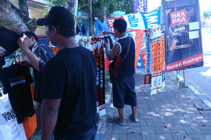 Atribut Persija 'Banjiri' Stadion Kanjuruhan