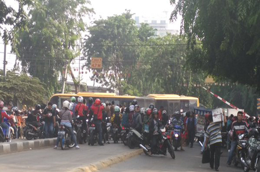 Busway ditabrak kereta----Twitter: @andrayogi
