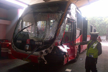 3 Orang Terluka dalam Insiden Kereta vs Transjakarta