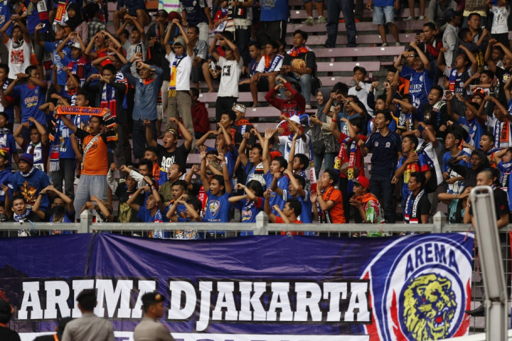 Padati Stadion Kanjuruhan, Jakmania dan Aremania Saling Sapa