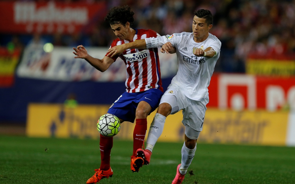 Tiago Mendes (Kiri) saat berduel melawan Cristiano Ronaldo pada derby Madrid (Foto: AP/Francisco Seco)