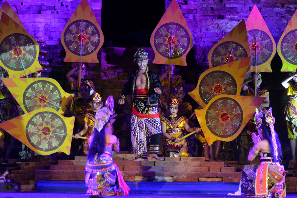 Pagelaran Sendratari Kolosal Candi Pari
