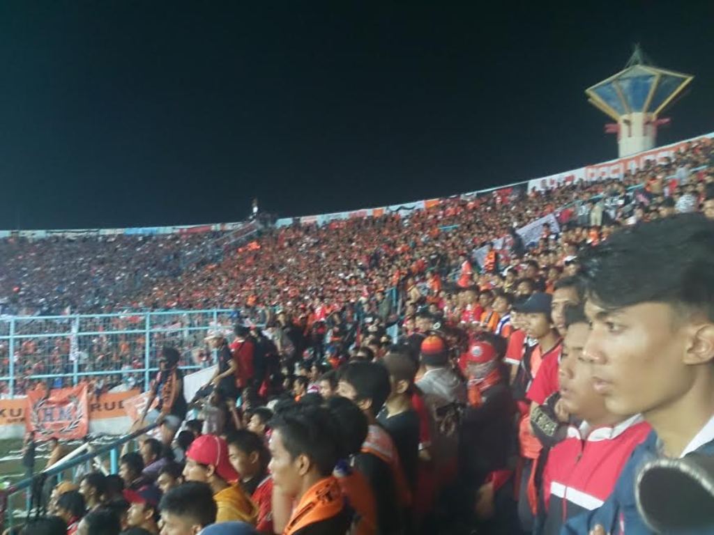 Suasana di tribun suporter Persija jelang laga kontra Arema Cronus di Stadion Kanjuruhan (Foto: MTVN/K. Yudha Wirakusuma)