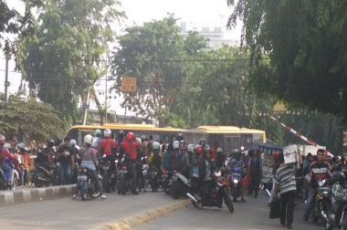 Sopir TransJakarta Tabrak KRL Terancam Dipecat