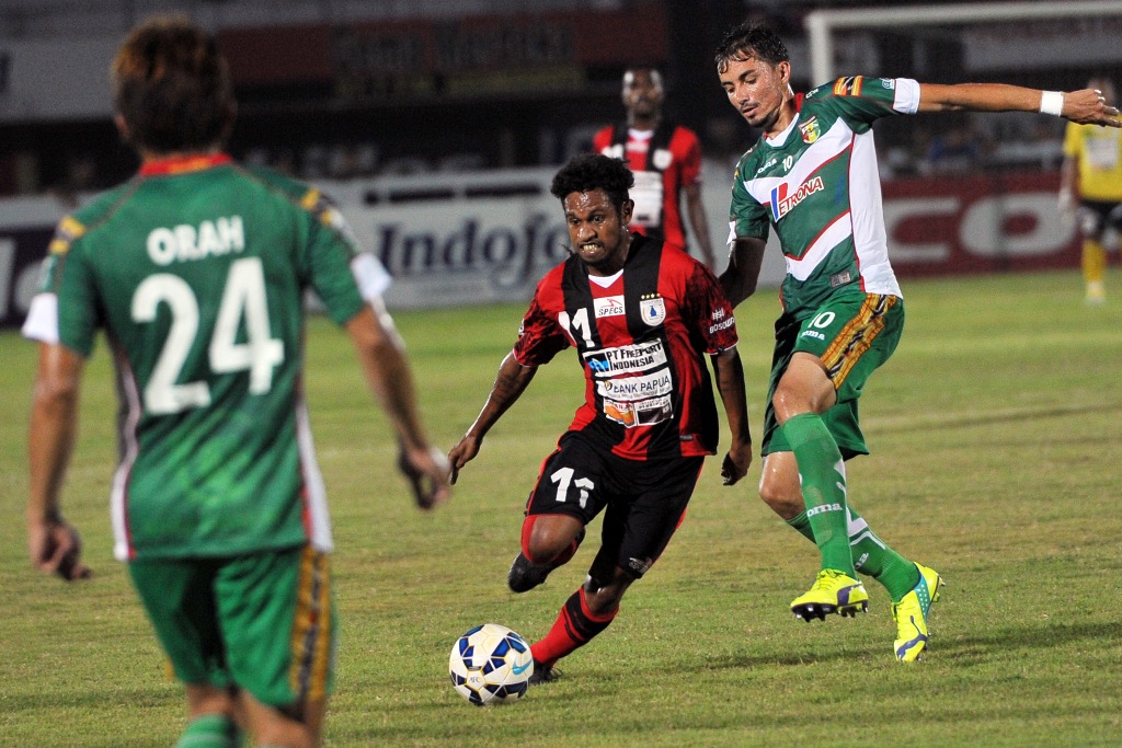Pemain Persipura Immanuel Wanggai coba melewati legiun asing Mitra Kukar, Rodrigo Dos Santos (Foto: ANTARA FOTO/Nyoman Budhiana)