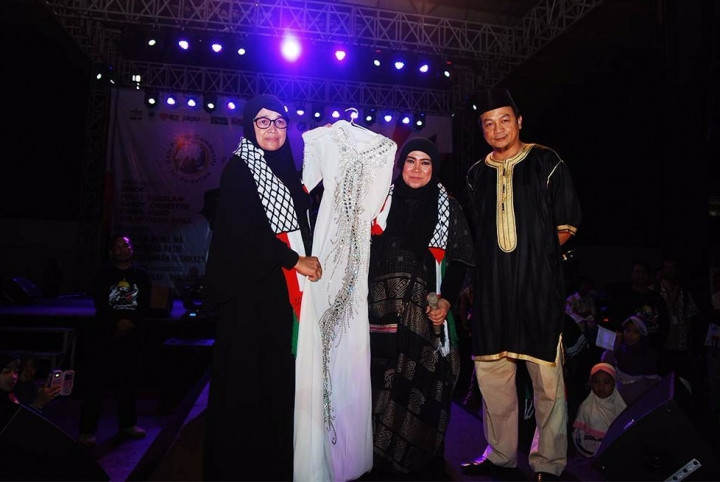 Bantu Palestina, Melly Goeslaw Lelang Baju