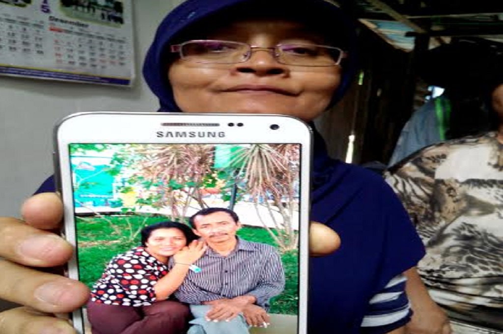 Kerabat menunjukkan foto terakhir Kuswantoro dengan istrinya, MTVN - MK Rosyid