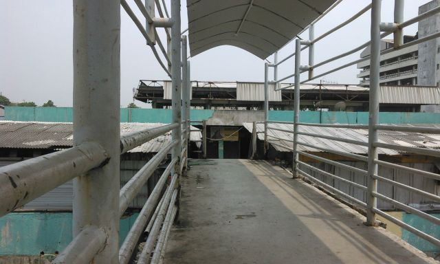 Maya Waswas saat Melintas di JPO Pasar Senen