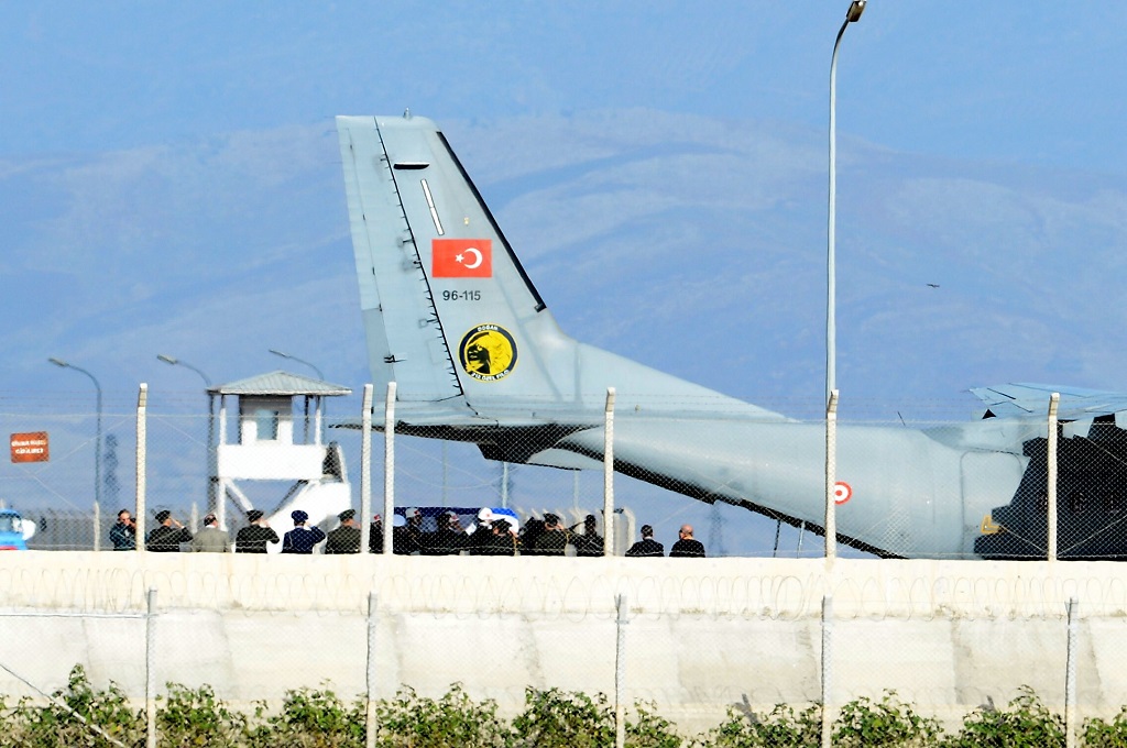 Prajurit Turki di Bandara Hatay, Minggu (29/11/2015), mengangkat peti mati berisi jasad pilot dari jet Rusia yang ditembak jatuh pada 24 November (Foto: AFP/Dogan News Agency)