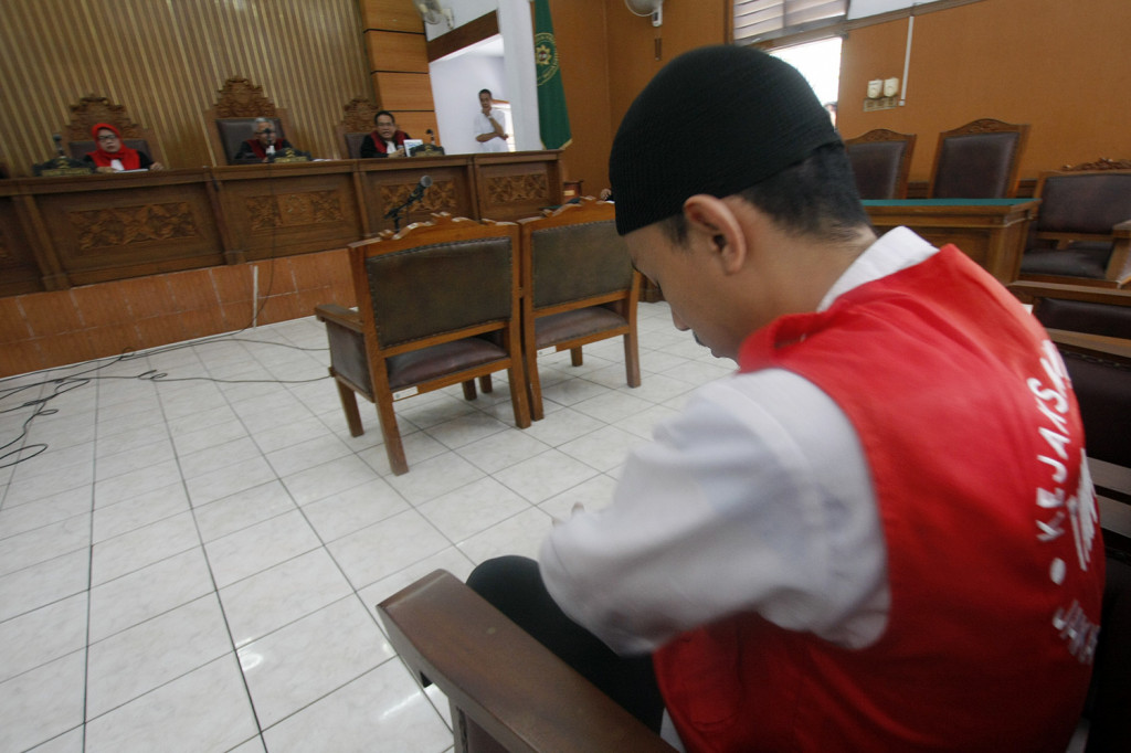  M. Prio Santoso mendengarkan pembacaan dakwaan di Pengadilan Negeri Jakarta Selatan, Senin 21 September 2015. Foto: MI/ Bary Fathahilah