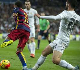 Buntut Tendangan Isco, Barca Gugat Dua Mantan Pemain Real