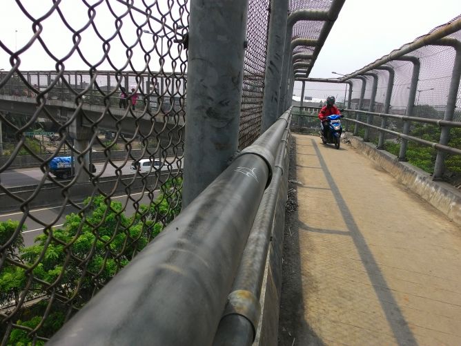 JPO Cengkareng yang Beralih Fungsi Menjadi Tempat Berpacaran