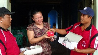 Warga Tegal Sambut Pembagian Kondom Gratis