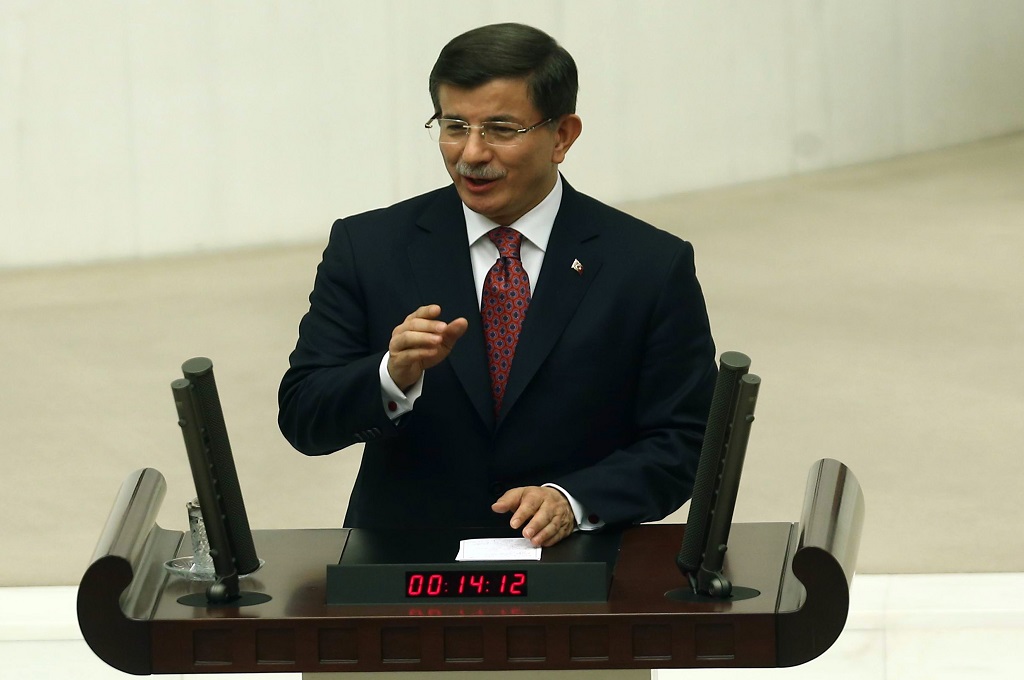 PM Turki Ahmet Davuroglu dalam sebuah sesi di gedung parlemen di Ankara, 30 November 2015. (Foto: AFP/Adem Altan)
