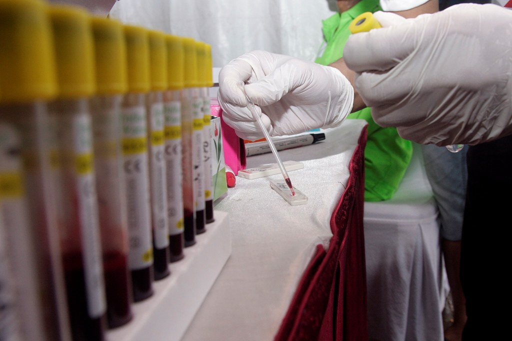 Sejumlah warga mengikuti tes HIV/AIDS dalam acara peringatan Hari AIDS sedunia di Taman Suropati, Jakarta Pusat, Minggu, 29 November 2015 (Foto:MI/Galih Pradipta)