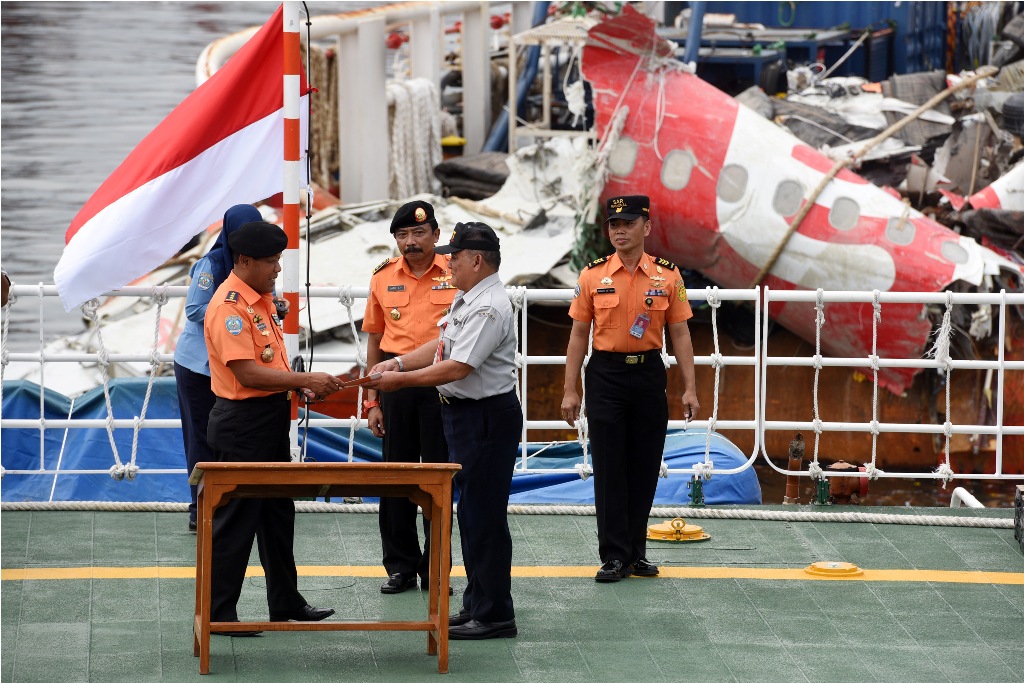 Kabarsanas Bambang Soelistyo menyerahkan badan pesawat Air Asia QZ8501 kepada Ketua KNKT Tatang Kurniadi. Ant/Zabur Karuru.