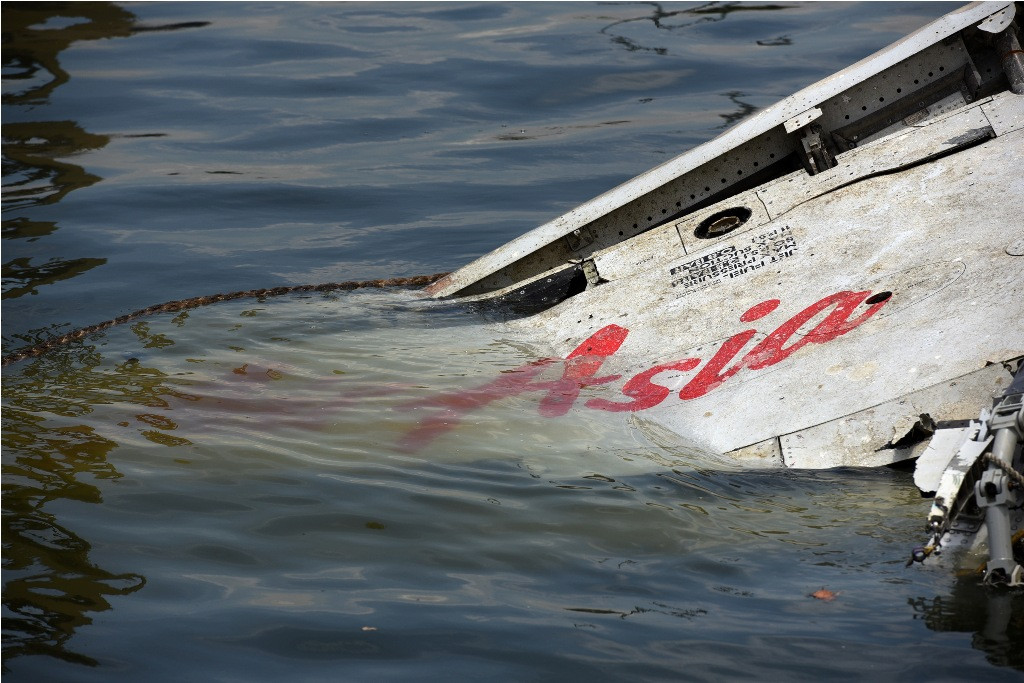 Badan pesawat AirAsia QZ8501 di Pelabuhan Tanjung Priok, Jakarta Utara, Senin (2/3). Ant/Zabur Karuru.